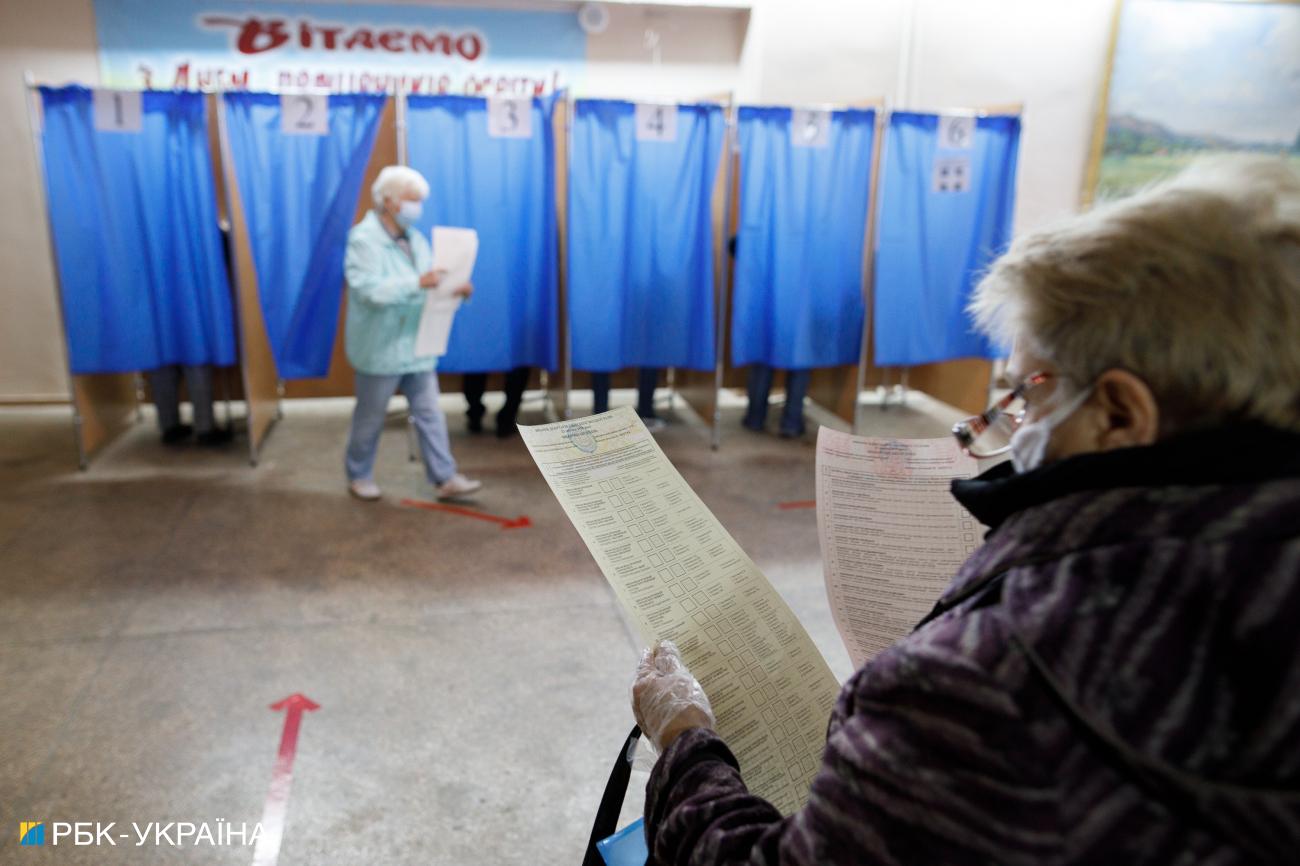 Цена народной любви. Зачем власть активно раздает деньги украинцам